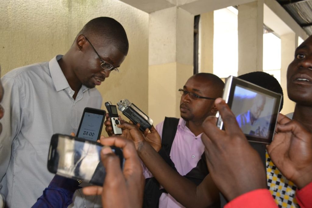 Article : &laquo;&nbsp;On n&rsquo;aura jamais une soci&eacute;t&eacute; parfaite mais une meilleure soci&eacute;t&eacute;&nbsp;&raquo;&nbsp;: interview du po&egrave;te congolais Florian Amaru